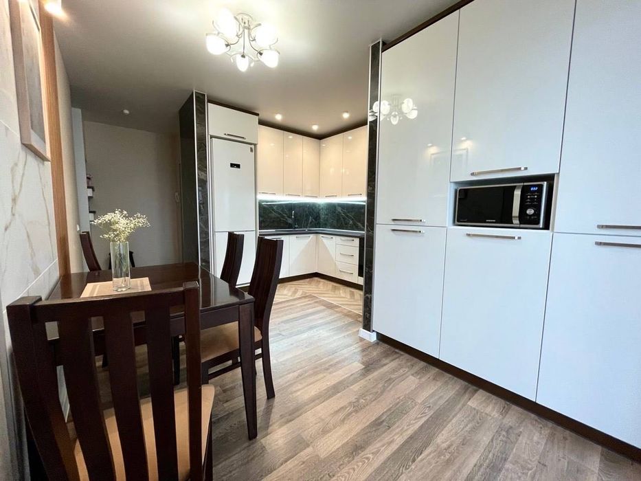 Продаж 2 км квартири на березі міського озера