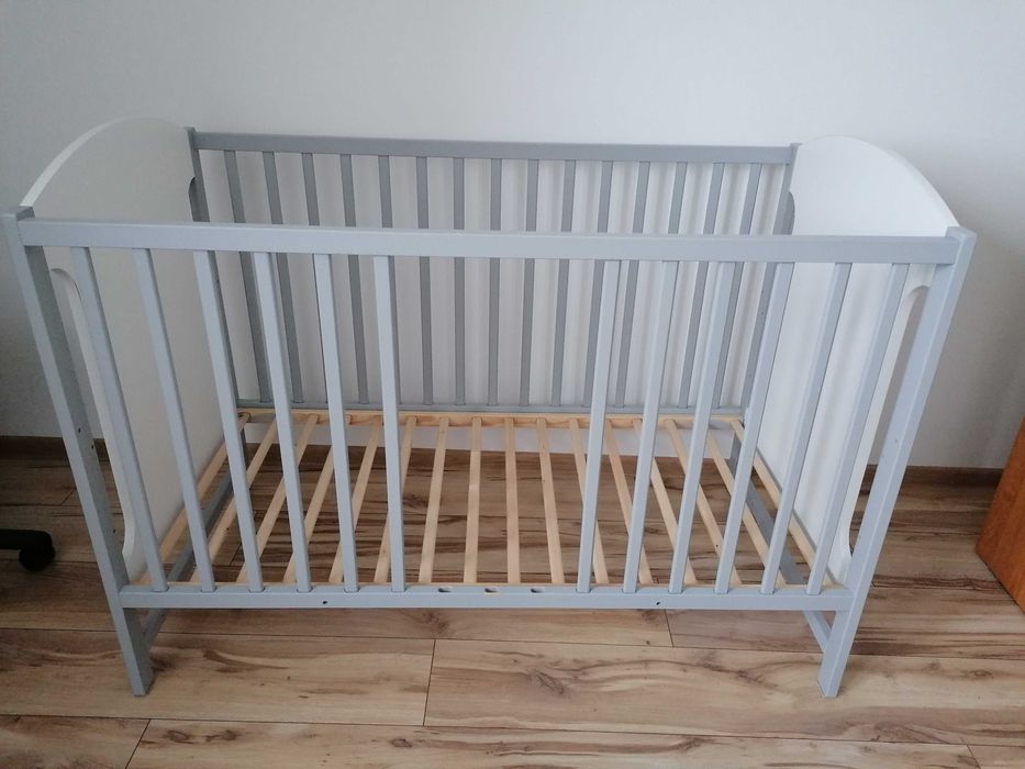 Łóżeczko dziecięce szaro/białe z żyrafą + materac.