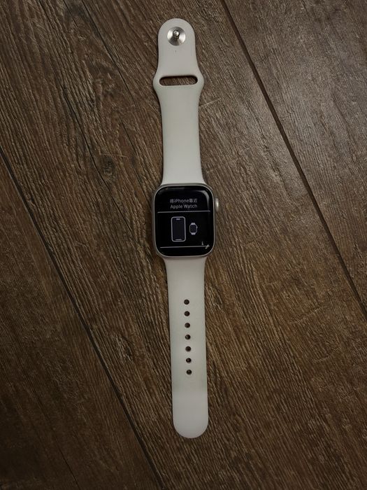 Apple Watch Series 8 Silver Aluminium Case White Spot Band 41 mm S/M