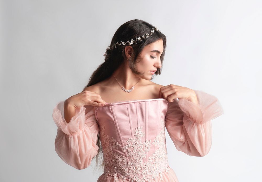 Especializada em fazer vestidos e roupas formais para mulheres.