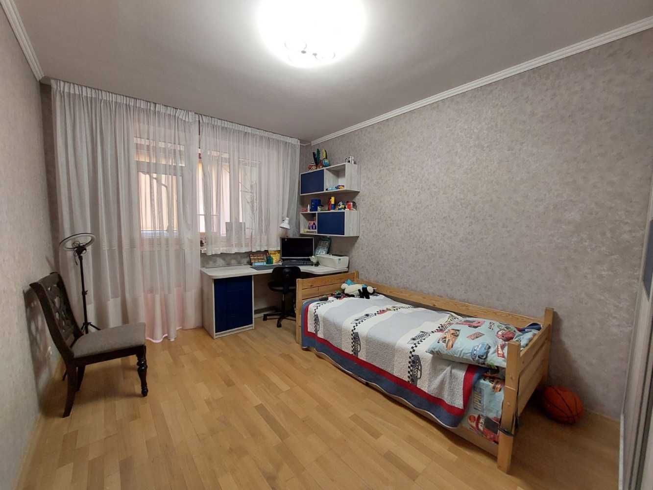 Продам просторную 3 к. квартиру с ремонтом в кирпичном новом доме