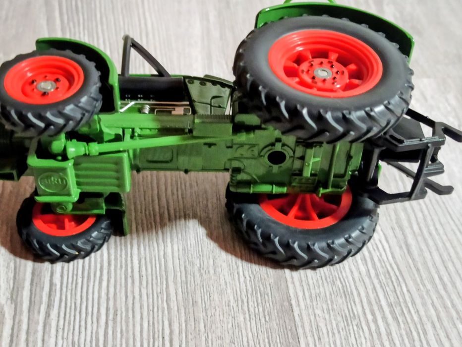 TRAKTOR DEUTZ D9005 1:32 SIKU FARMER 3462

Kolekcjonerski model  SIKU