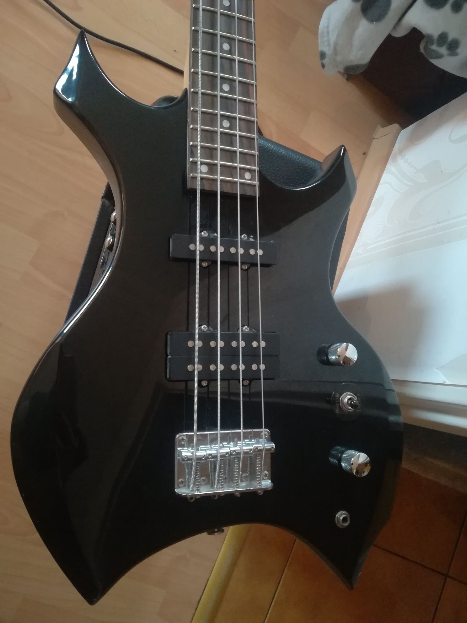 Gitara basowa Vision XE + wzmacniacz