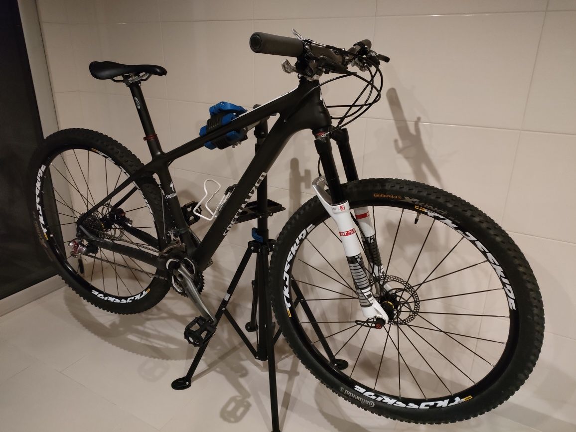 Bicicleta roda 29 quadro de carbono - suspensão DT Swiss