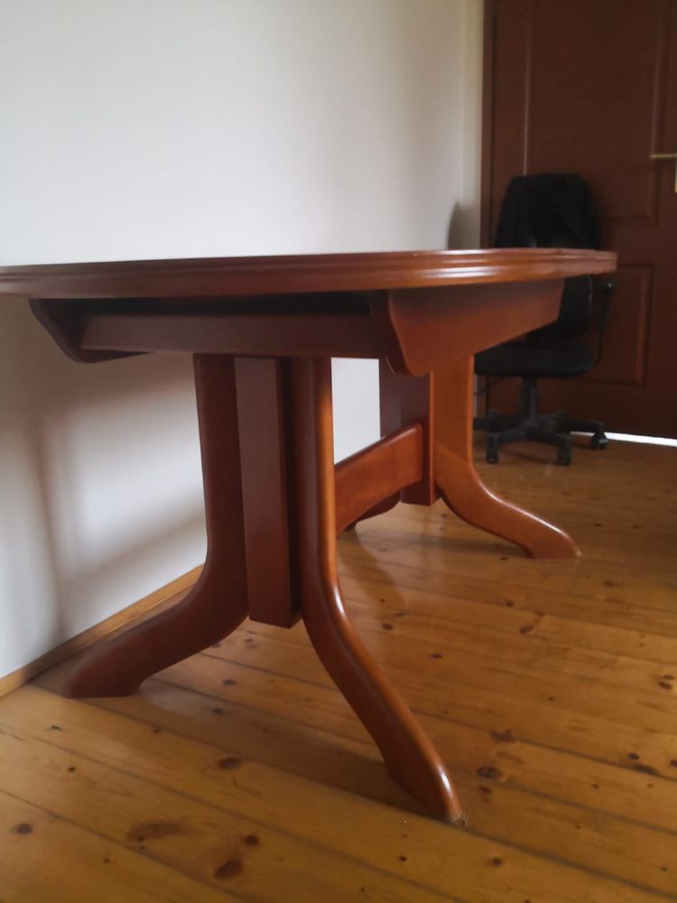 Masywny drewniany stół rozkładany do jadalni lub salonu