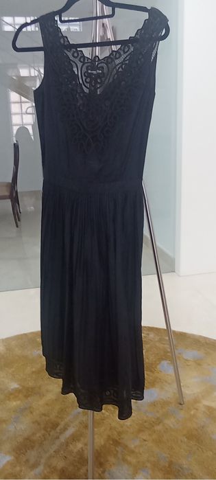 Vestido festa Limited Edition da Massimo Dutti com encaixes em renda.