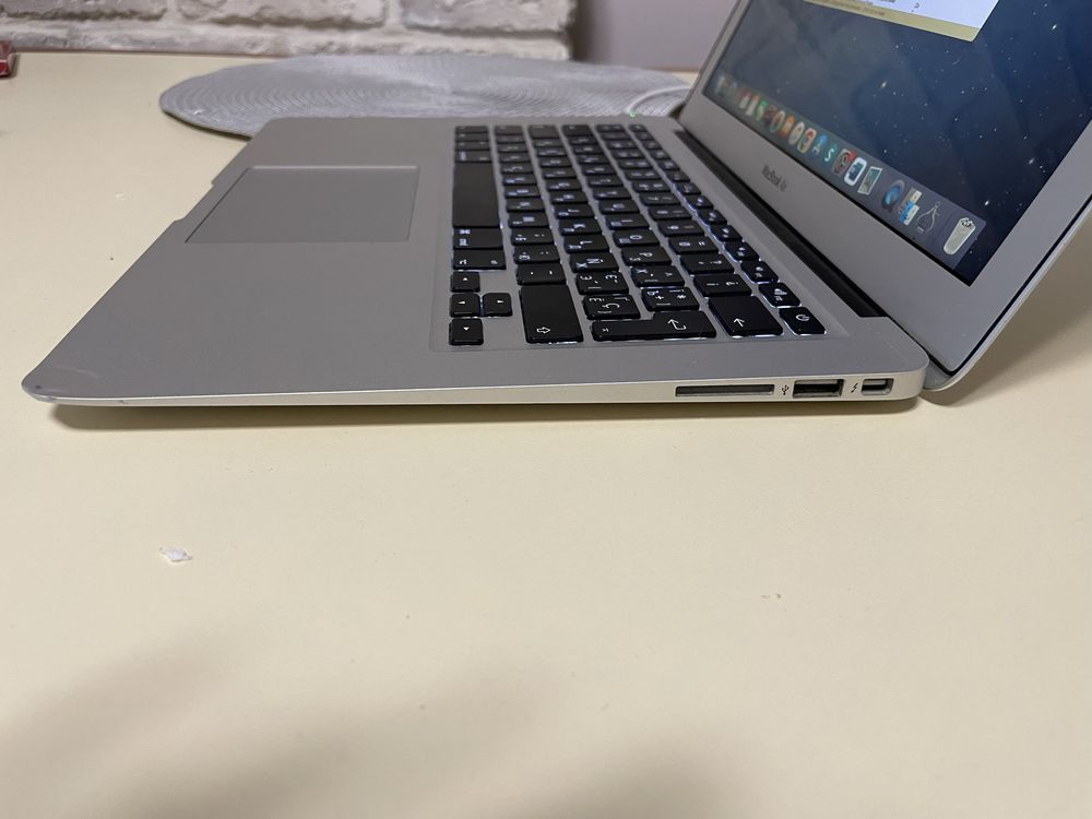 Продається ноутбук MacBook Air 13inch Mid 2012