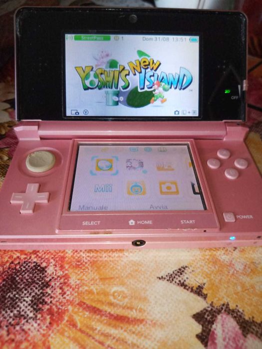 Продам Nintendo 3DS розовую + комплект + 12 картриджей (7 Pokemon)
