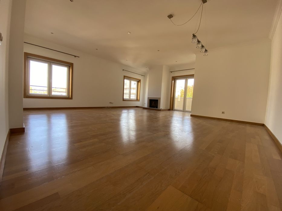 Apartamento T3 com Garagem e Arrumos