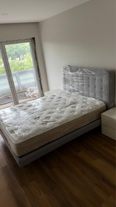 Cama de casal (como nova) e mesinhas