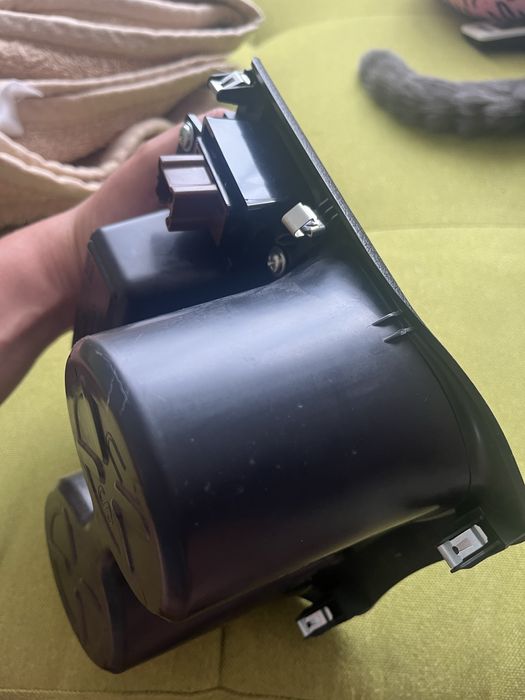 Підстаканник з кнопками підігріву Nissan Rogue sport