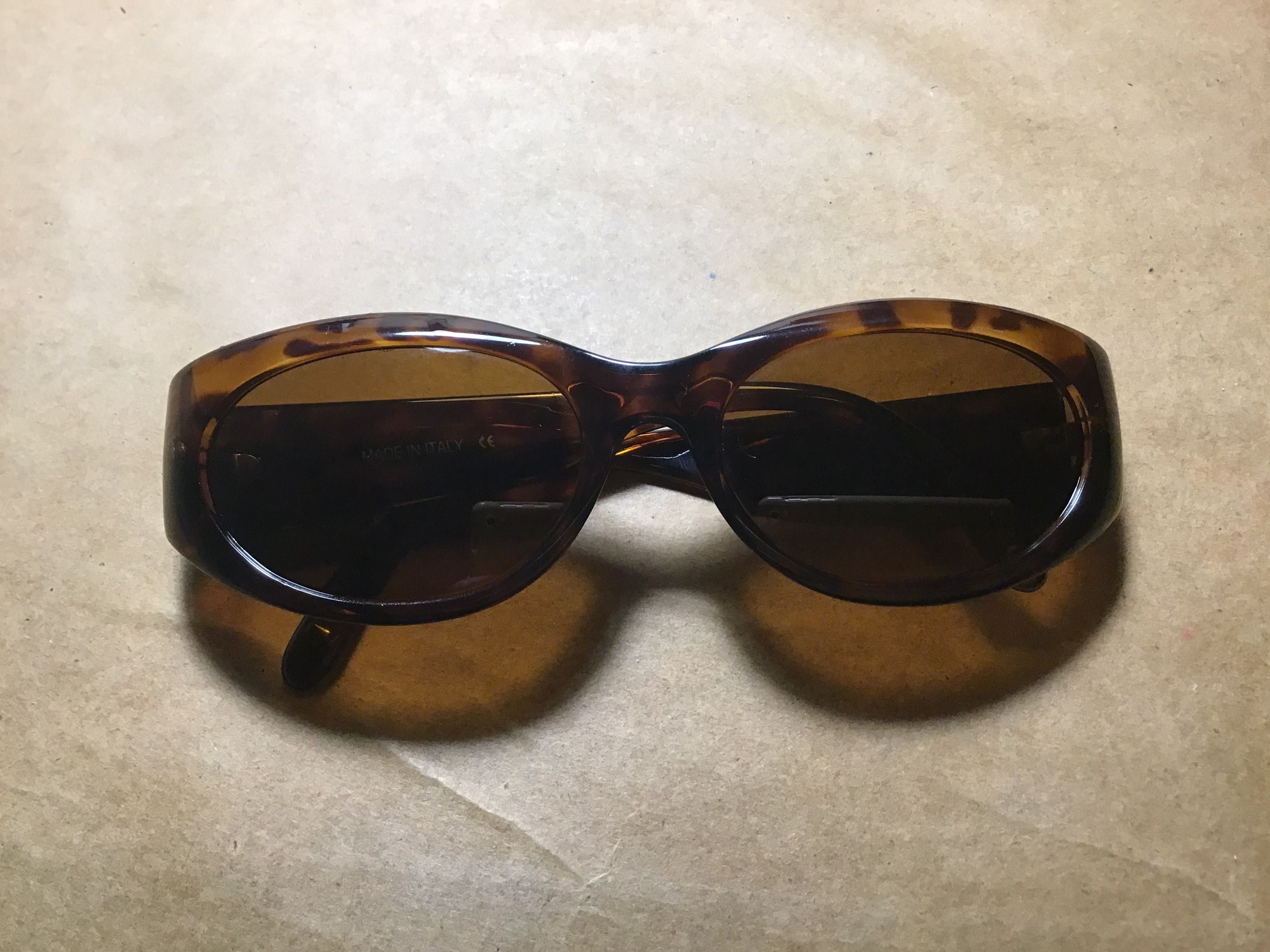 Óculos de sol, armação tartaruga, com lentes castanhas