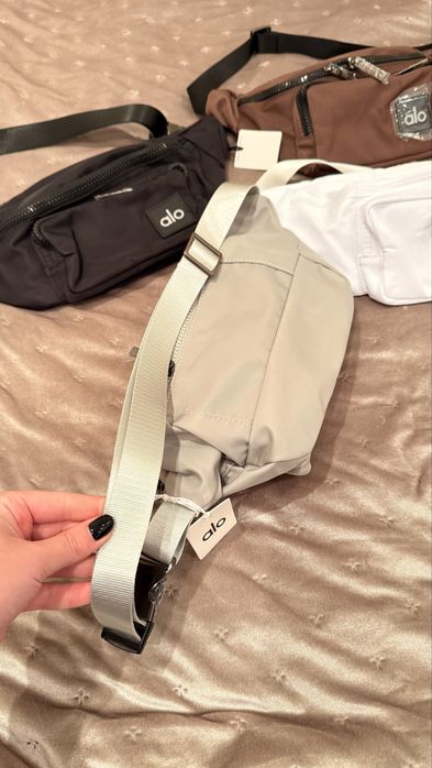 Бананка сумка напоясна Alo yoga в кольорах тренд 2025