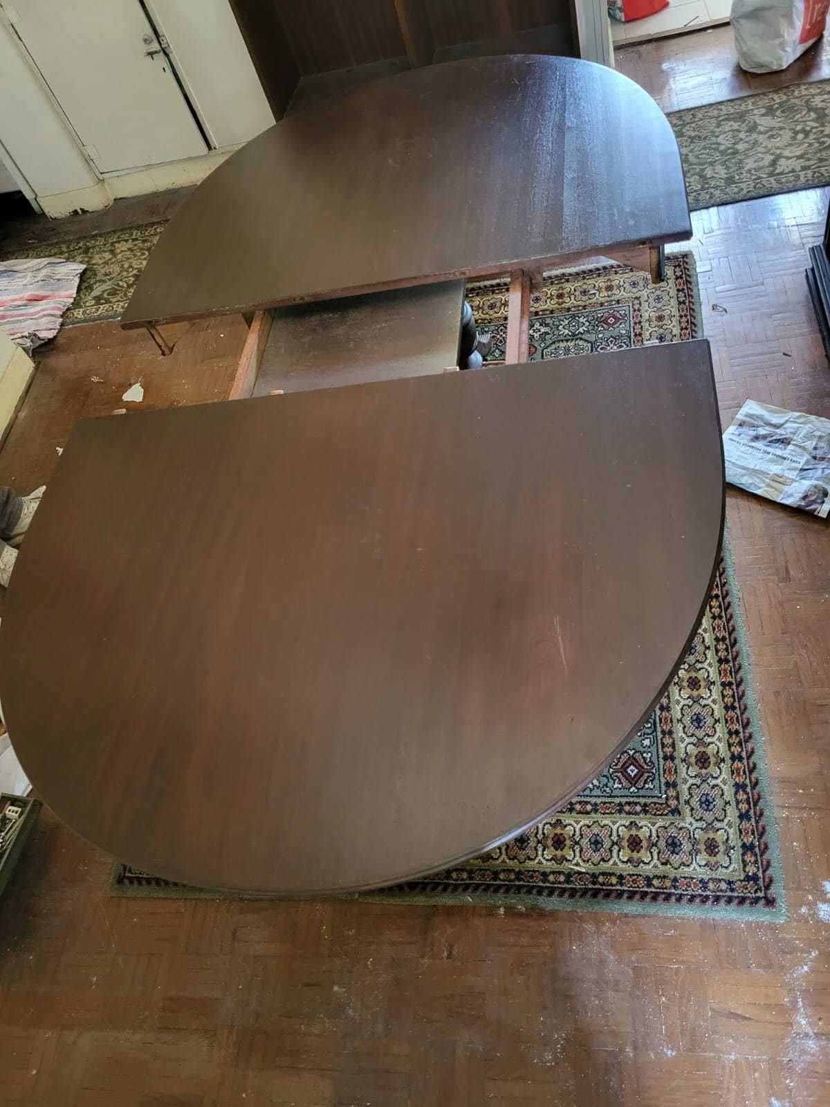 Mesa de jantar em madeira