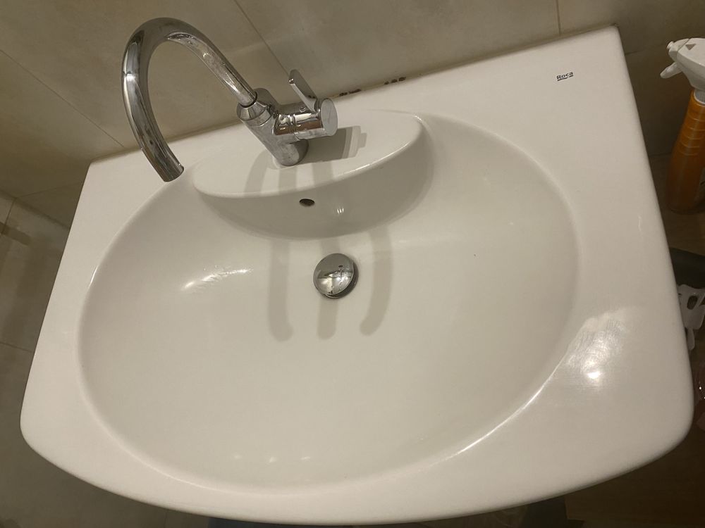 Umywalka Roca 80 cm na 50 cm biała