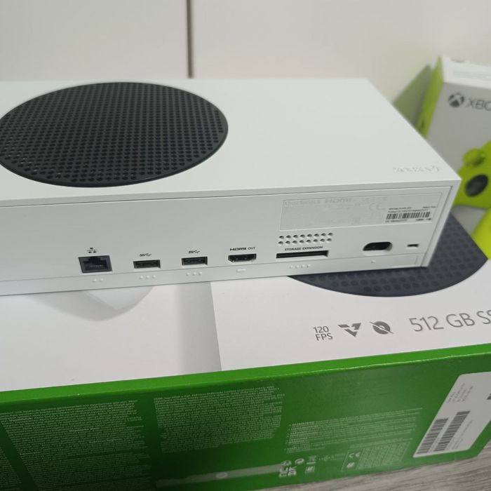 Xbox Series S 512 gb + геймпад + зарядна станція і акумулятори.