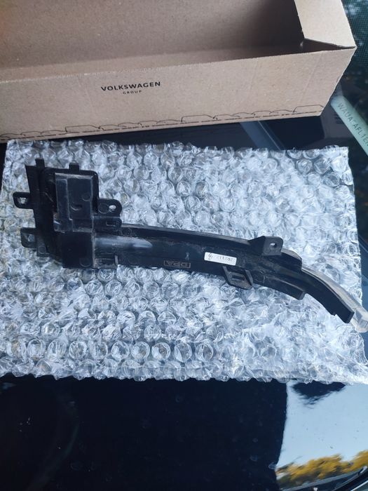 Повторітєль правий ауді А4 б8