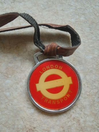 Брелок-медальйон London transport, оригинал. металл тяжелый.