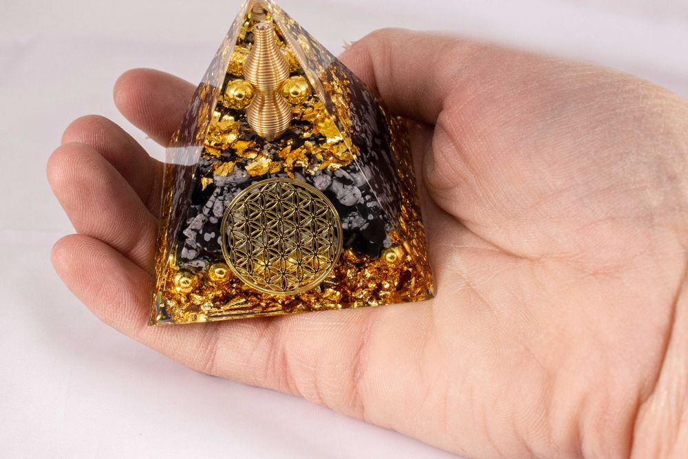 Piękna Piramidka Orgonit Obsydian Śnieżny Kwiat Życia Miedź Harmonia