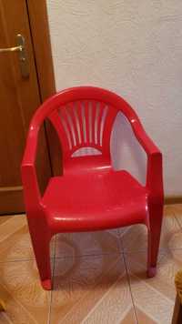 Красный пластиковый стул б/у