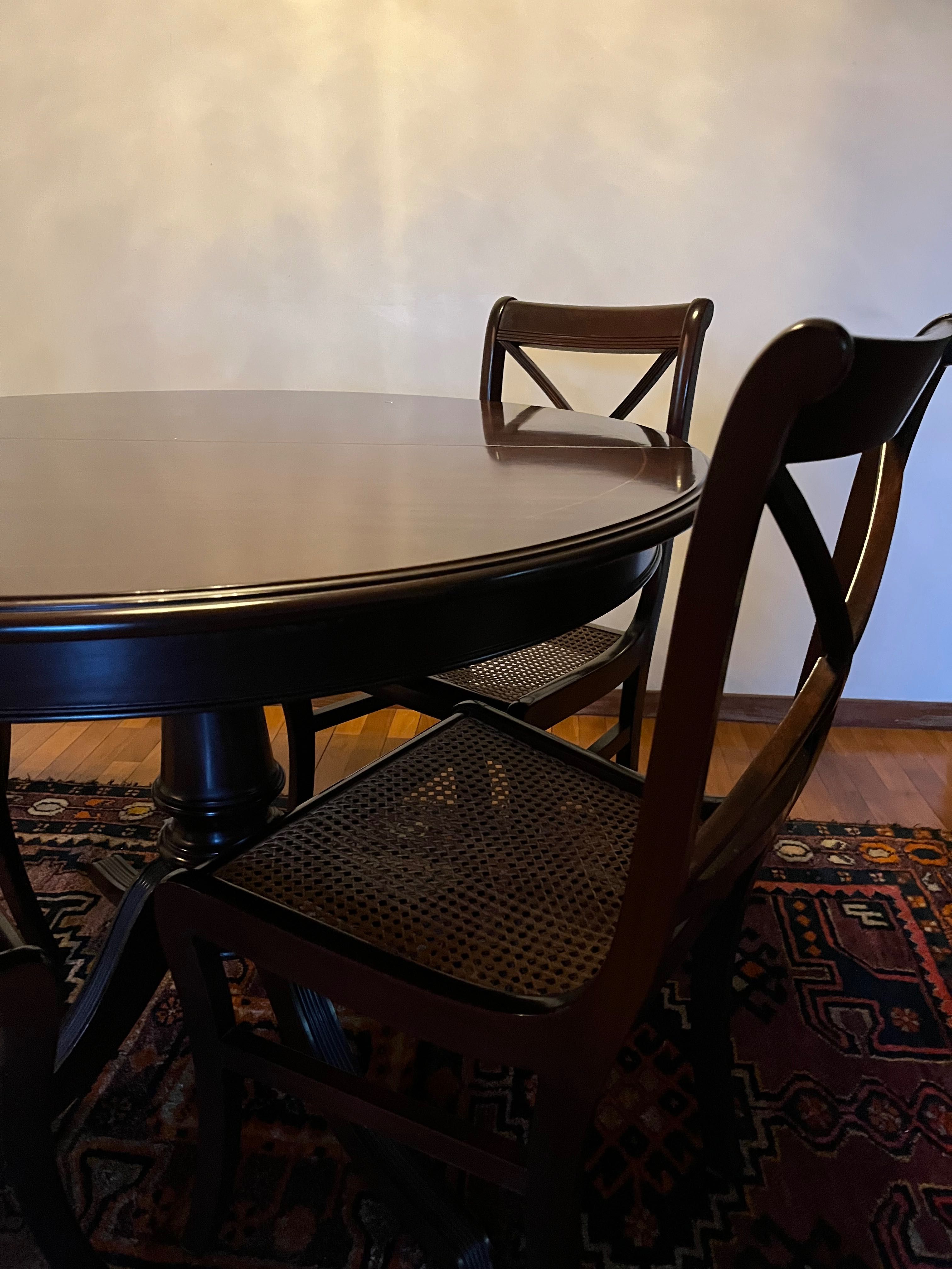 Mesa de jantar redonda, extensível para oval, em madeira maciça