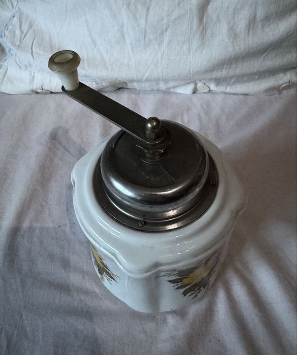 Młynek porcelanowy okrągły