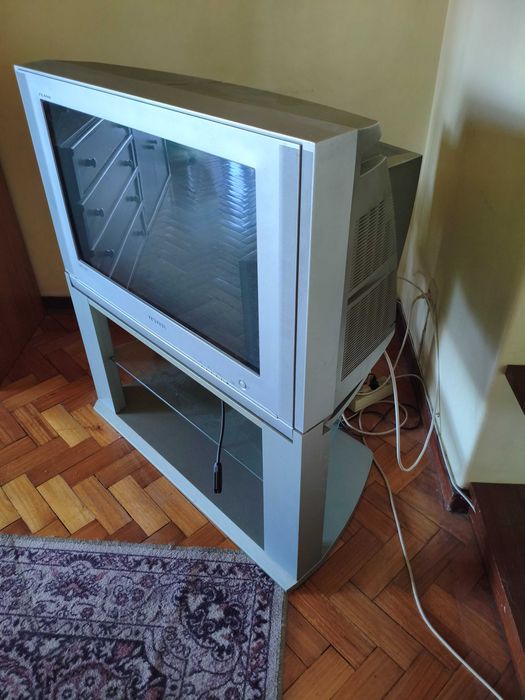 Televisão com móvel