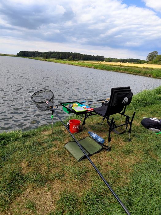 Fotel wędkarski Mikado z feeder arm i półką boczną