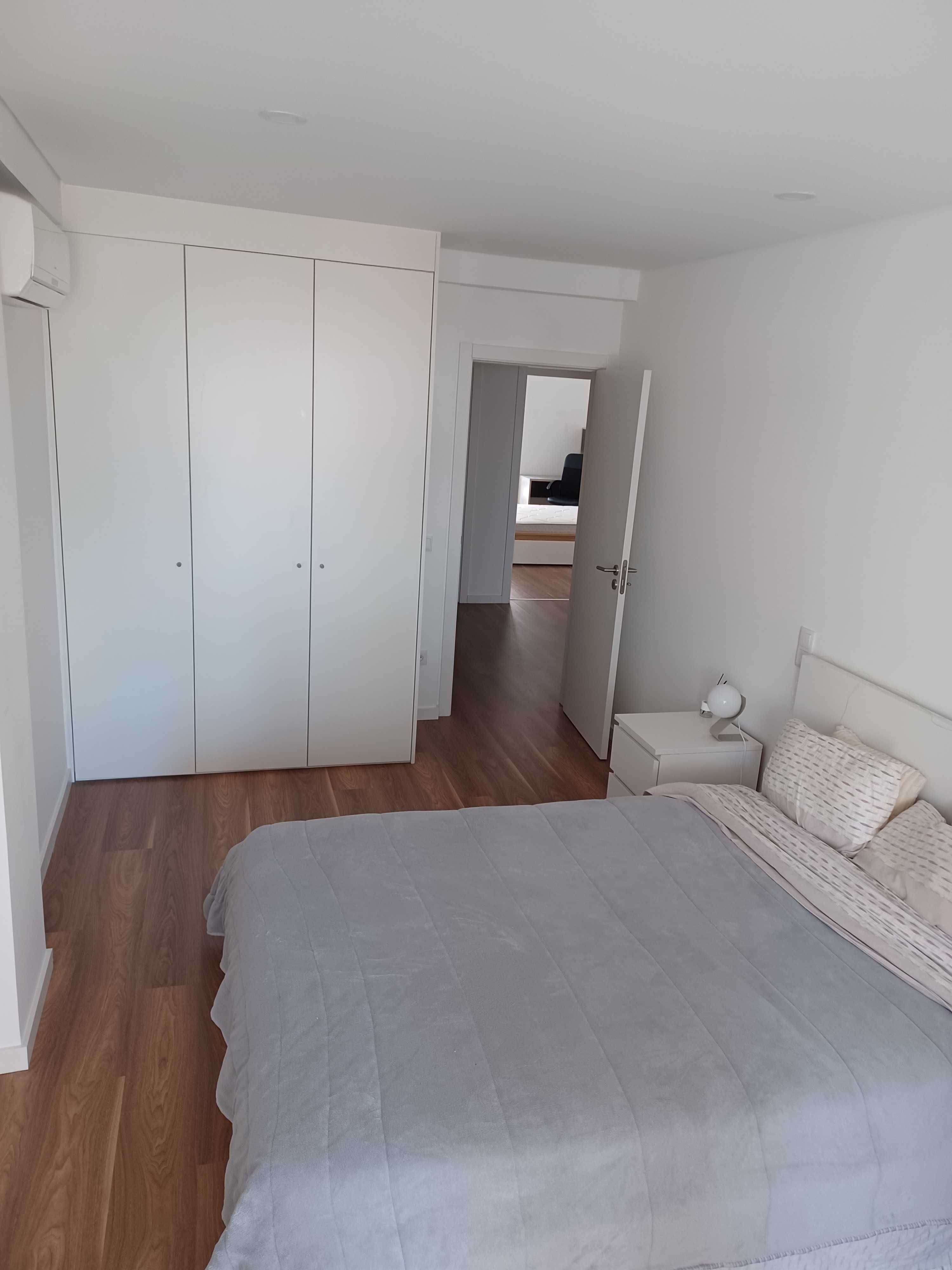 Alugo dois quartos a estudantes em apartamento  renovado e mobilado