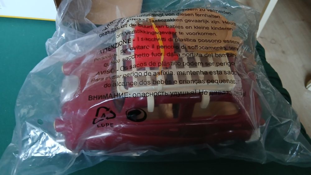 Скидка!!Sylwanian families .Красная  с багажником и гриле.