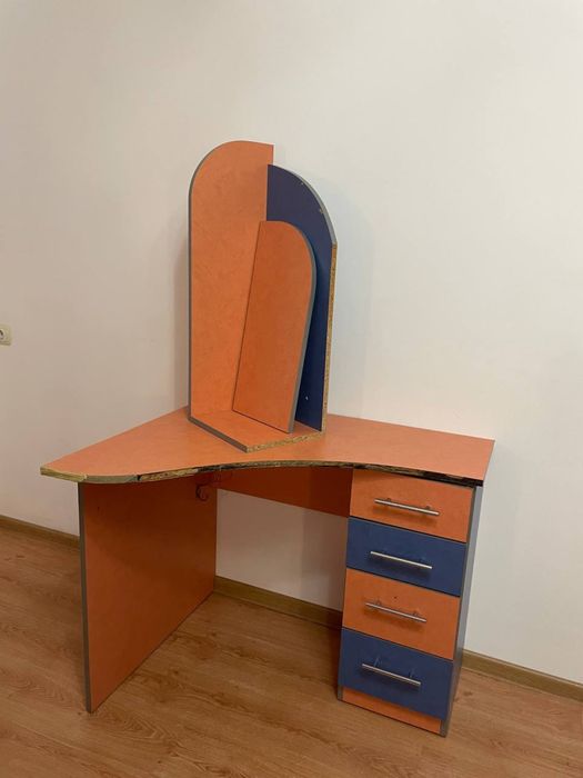 Віддаю стіл і поличку, самовивіз, місто Івано-Франківськ