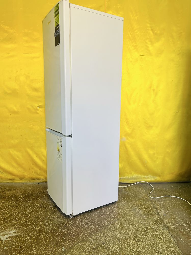 Двухкамерный холодильник BEKO CS328020 узкий 54см