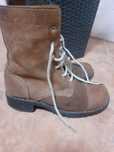 Botas em cabedal