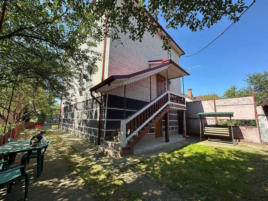 Продаж 2 пов будинку з 2 гаражеми і ділянкою на 12 соток, 236.5 кв.