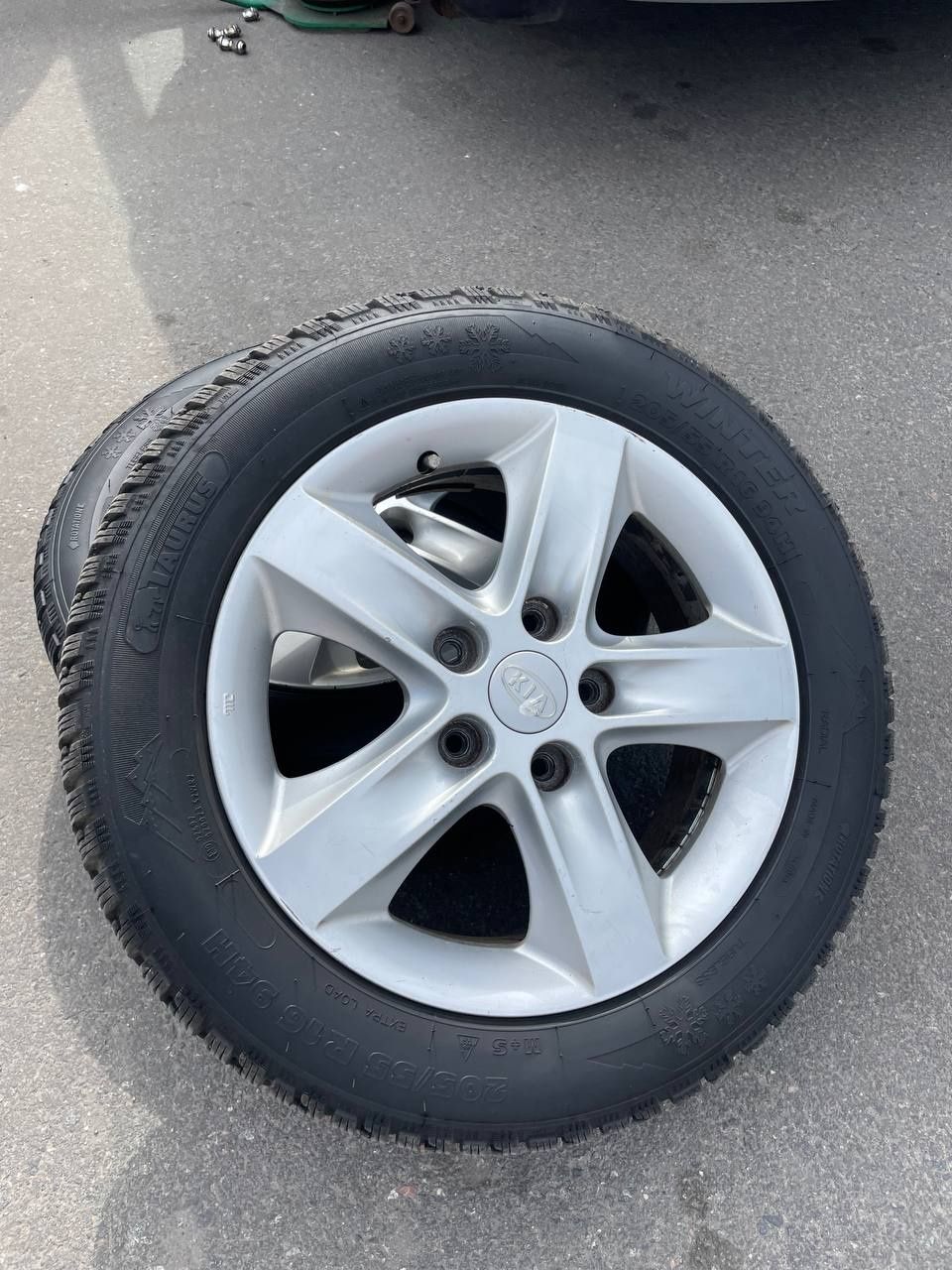 205/55/R16 Taurus,зимняя резина оригинальных дисках Kia в отличном сос
