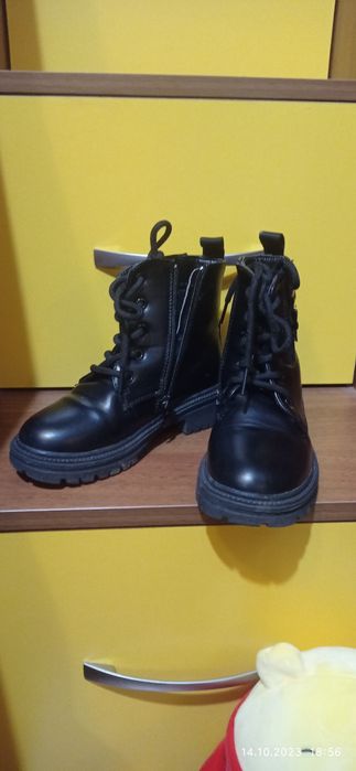 Продам осінні ботинки
