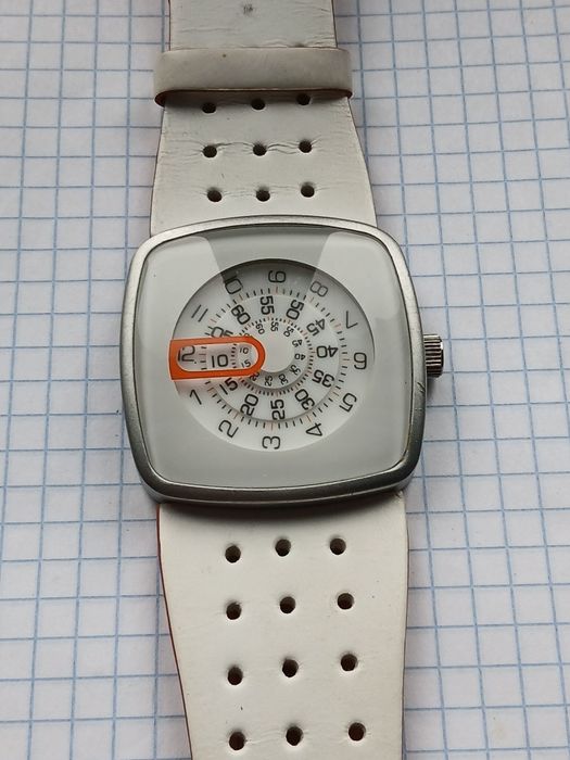 Електронные часы Next