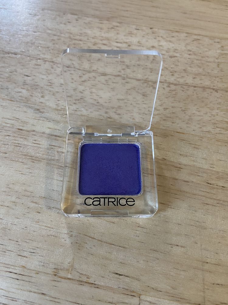 Fioletowy cień do powiek Catrice