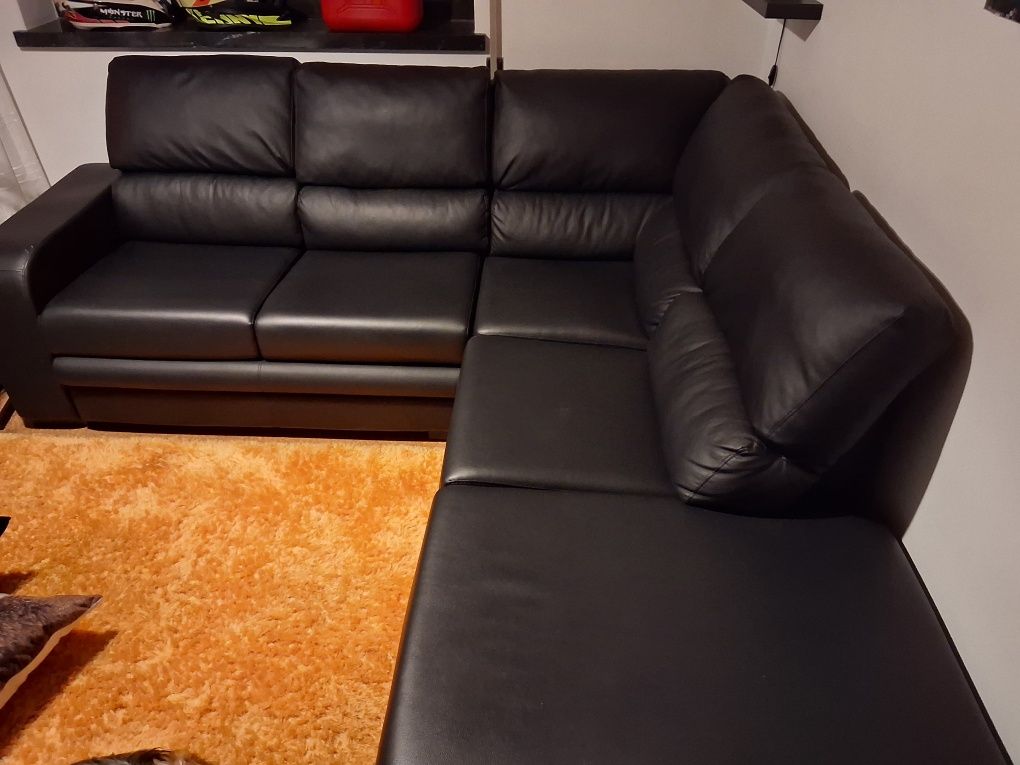 Sofa preto napa com uma imperfeiçao
