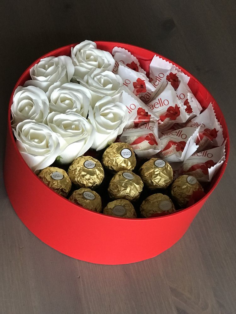 Flower box z różami, Raffaello i Ferrero. Prezent na Dzień Kobiet.