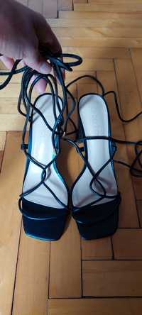 Босоножки на шнуровке