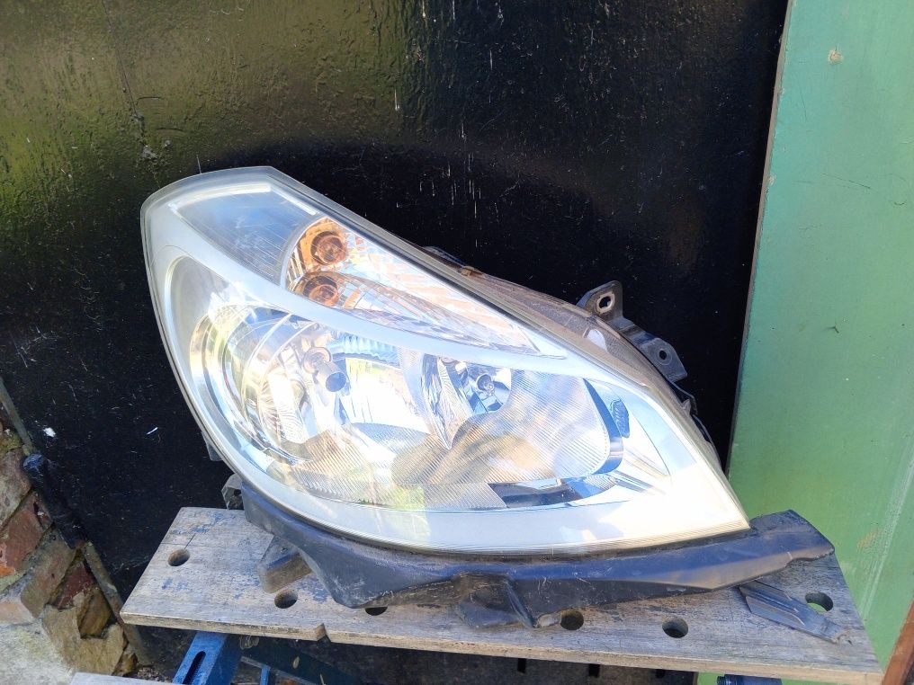 Renault Clio III lampa przednia prawa