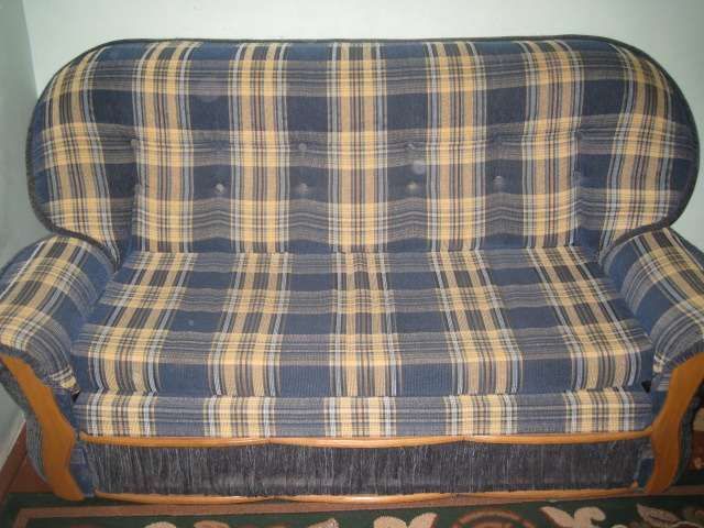 М"ягку мебель (розкладний диван та нерозкладні крісла)