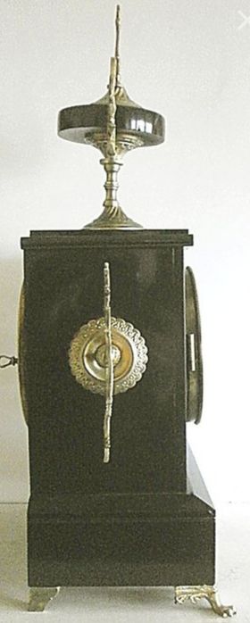 Fantástico e antigo relógio de lareira