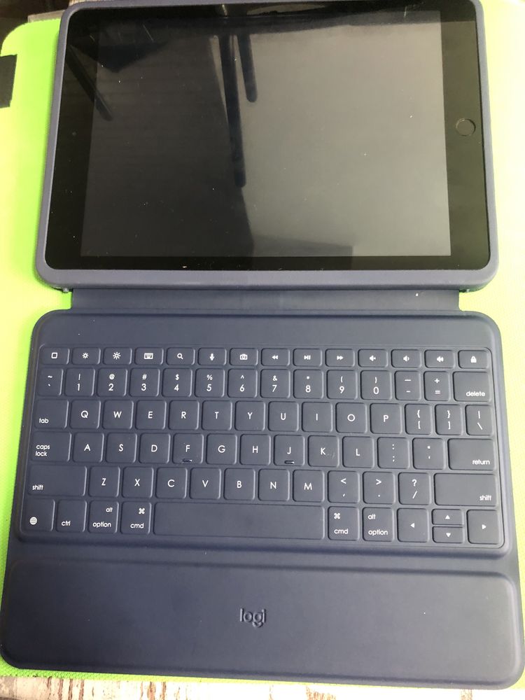 Чехол с клавиатурой на iPad 10.2 (7-8-9)     Logitech Rugged Combo 3