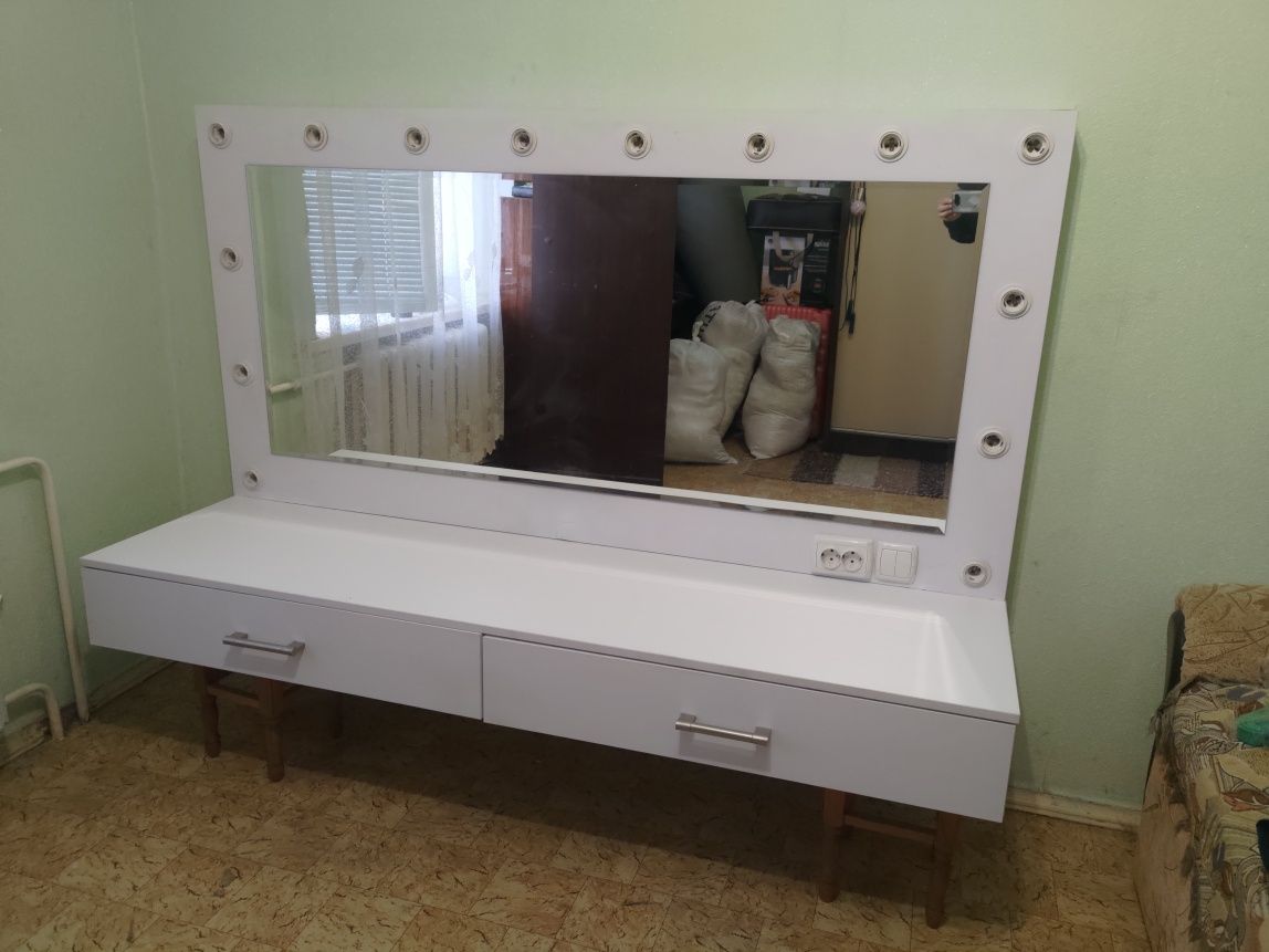 Продам великий гримерний столик (стіл - дзеркало з LED-підсвіткою)