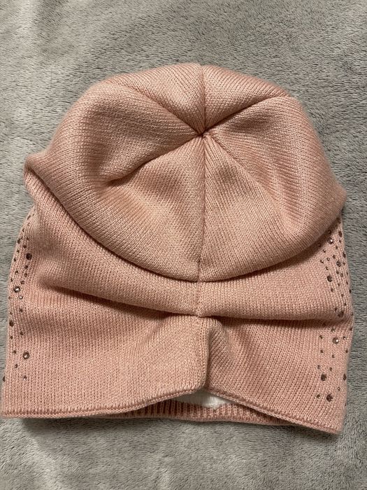 Актуальная шапка на флисе со стразами