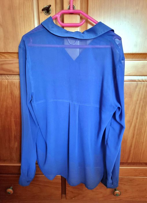 Camisa azul forte com transparência Bershka, tamanho XS