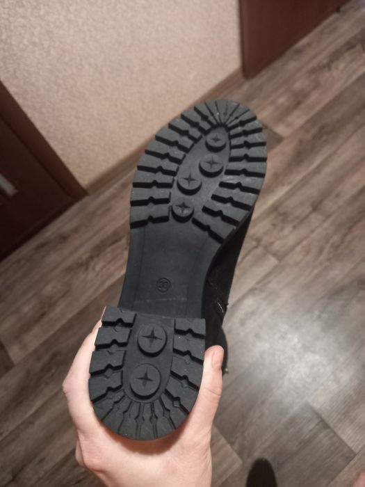 Продам замшеві чоботи