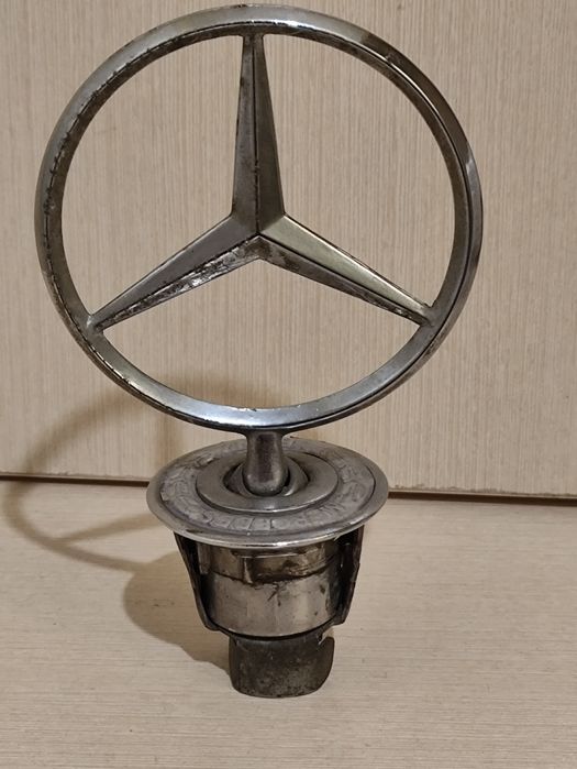 Значок Mersedes на капот